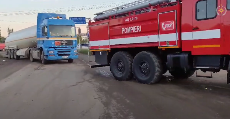 (Видео/фото) В Комрате автоцистерна съехала с дороги. Понадобилась помощь пожарных