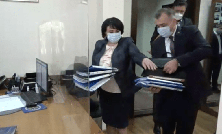 (LIVE) Партия Кику подает документы в ЦИК для участия в досрочных выборах 11 июля