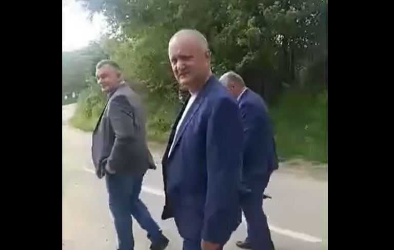 (ВИДЕО) Додона освистали в Дубэссарском районе: «Вы предатели страны! Будете и дальше предавать?»