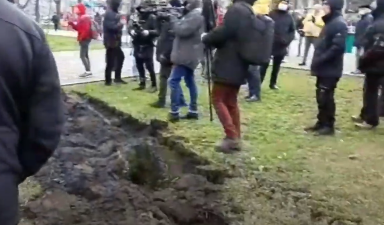 (Видео) Фермер, который наехал и пропахал клумбу у собора во время протестов в 2020 году, попал под санкции