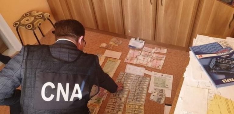 Задержаны замначальника Управления безопасности пищевых продуктов Кишинева и ветеринарный врач