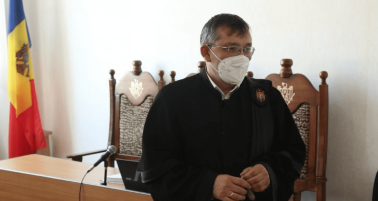 Судья, который заявил в СМИ о коррупции в судебной системе, был освобожден от должности