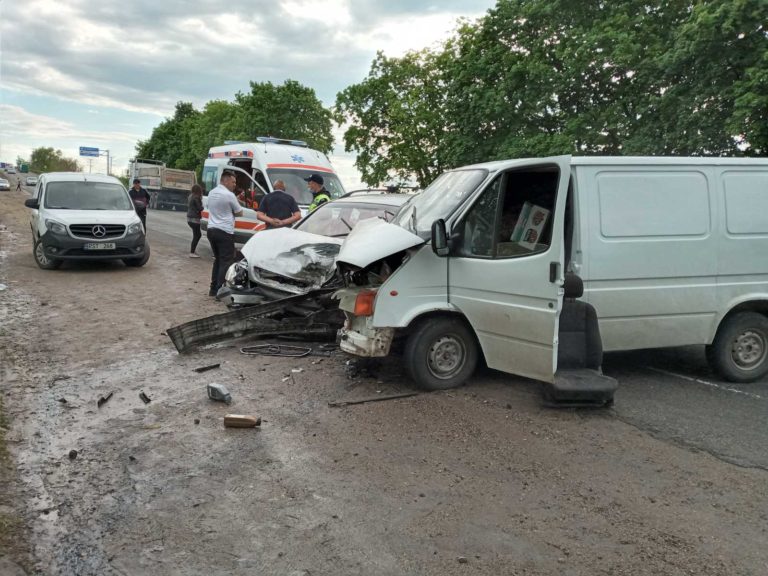 (ФОТО) Серьезное ДТП в Бельцах: госпитализированы трое человек