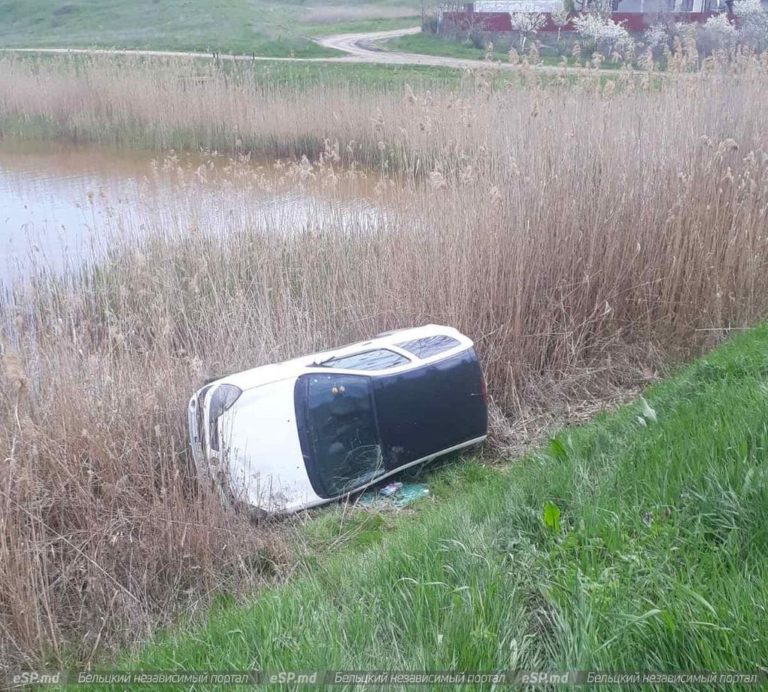 В Бельцах перевернулся автомобиль на берегу озера