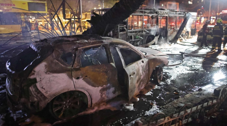 Тель-Авив и соседние города попали под массированный обстрел из сектора Газа. Израиль ответил новыми ударами