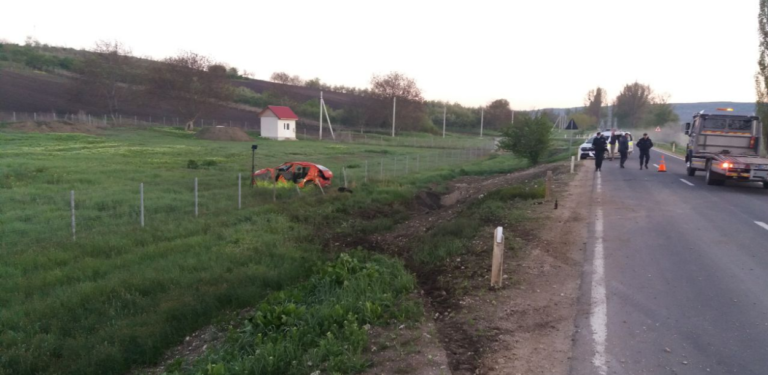 (ФОТО) Автомобиль с четырьмя пассажирами перевернулся в Ниспоренах. Водитель был в нетрезвом состоянии