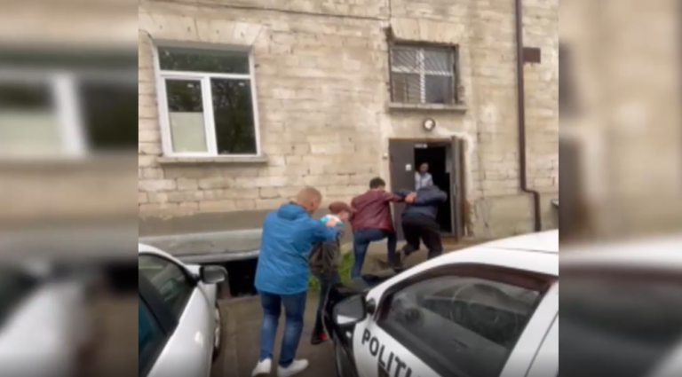 (ВИДЕО) Выбивали окна автомобилей и выносили ценности: В деле о краже в Кишиневе фигурируют двое подростков