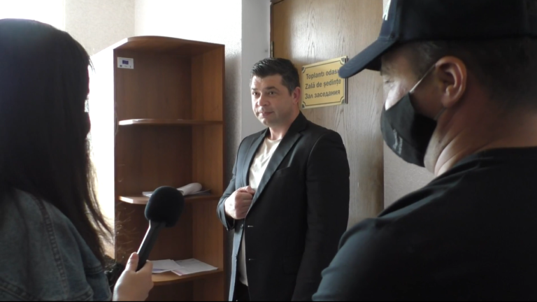 (ВИДЕО) Закрытая встреча Ирины Влах с советниками в Комрате. Журналистам nokta препятствует войти охрана башкана и полиция