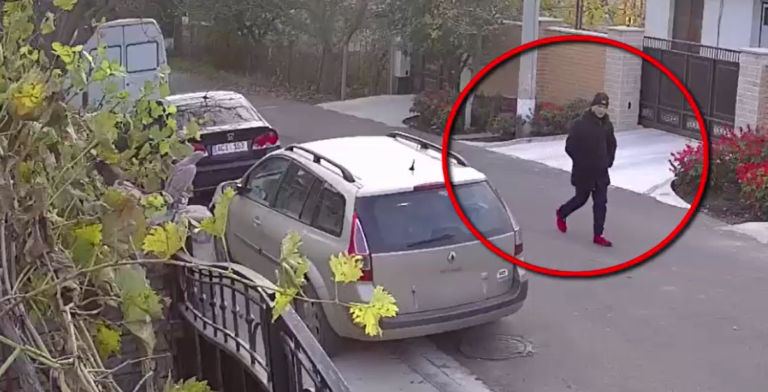 (ВИДЕО) В Кишиневе мужчина средь бела дня выломал окно в чужой дом и украл драгоценности. Его ищет полиция