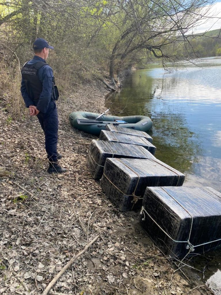 Двое мужчин пытались перевести через реку Прут почти 10 тысяч пачек сигарет. Что им грозит
