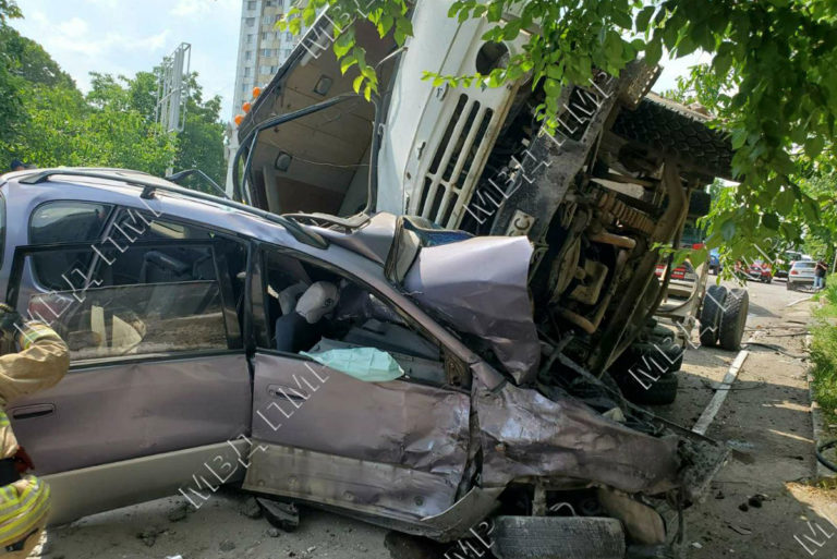 (ВИДЕО/ФОТО) Смертельная авария в Бендерах. Грузовик на высокой скорости врезался в два легковых автомобиля