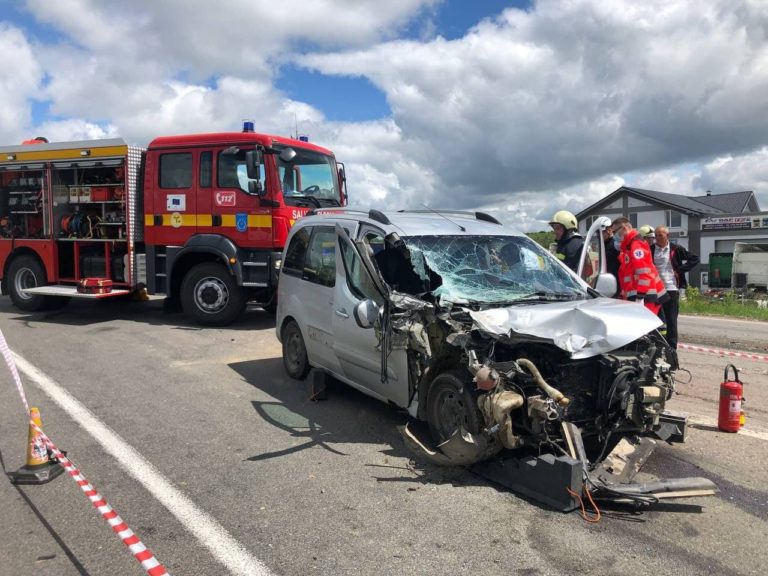 (ФОТО) Citroen столкнулся с КАМАЗом. Водитель застрял в поврежденном автомобиле