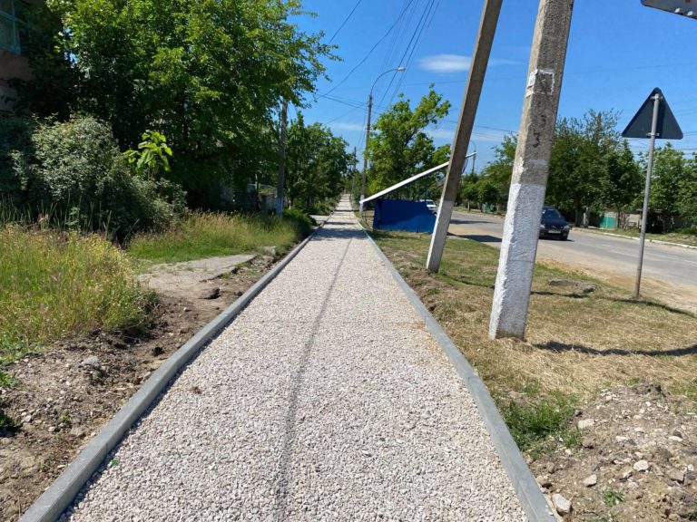 В Тараклии трое мужчин украли 39 тротуарных бордюра. Какова сумма ущерба?