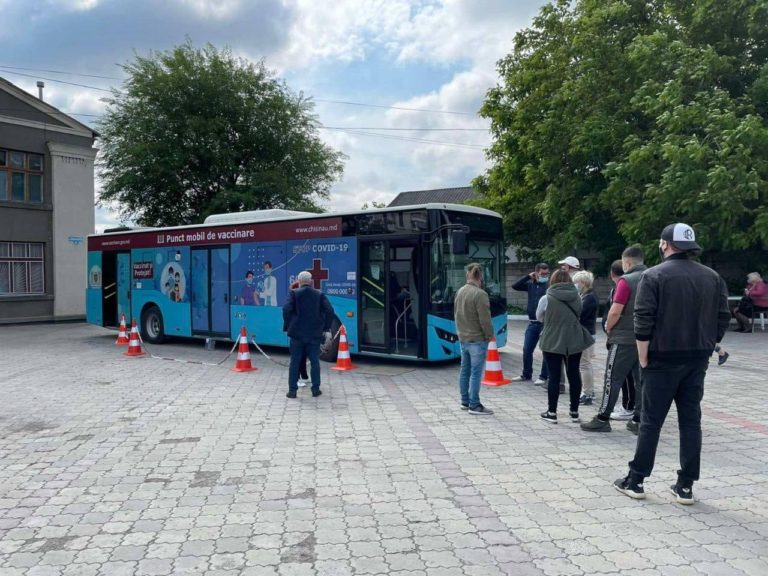 Иммунизация в мобильных пунктах вакцинации продолжается. Куда направился сегодня троллейбус и автобус