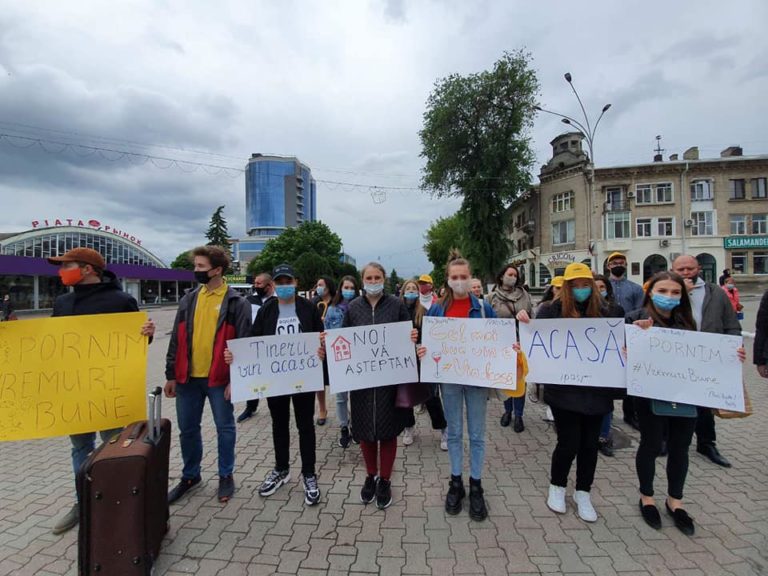 (Видео/Фото) Группа молодых людей организовала флешмоб на тему «Возвращаемся домой. Начнем хорошее время!»