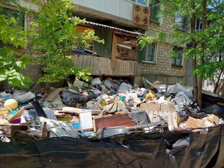 «Полезные вещи» дяди N: В Комрате мужчина 20 лет складировал мусор у многоэтажного дома. Он пропал, а свалка осталась
