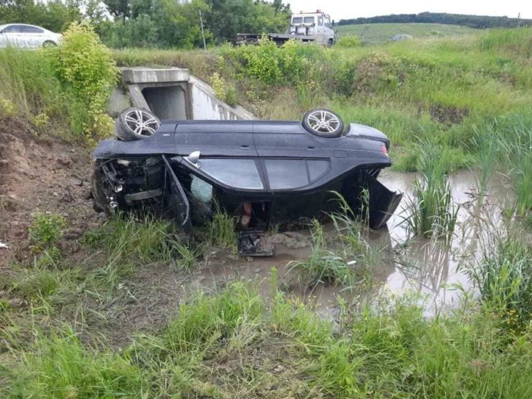 ДТП в Хынчештском районе: Автомобиль съехал в кювет и перевернулся
