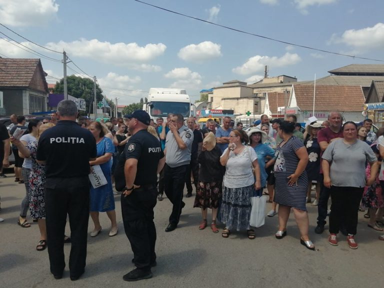 (ОБНОВЛЕНО) «Незнакомый парень мне угрожает убийством». После массовой драки в Атаках местные жители получают угрозы