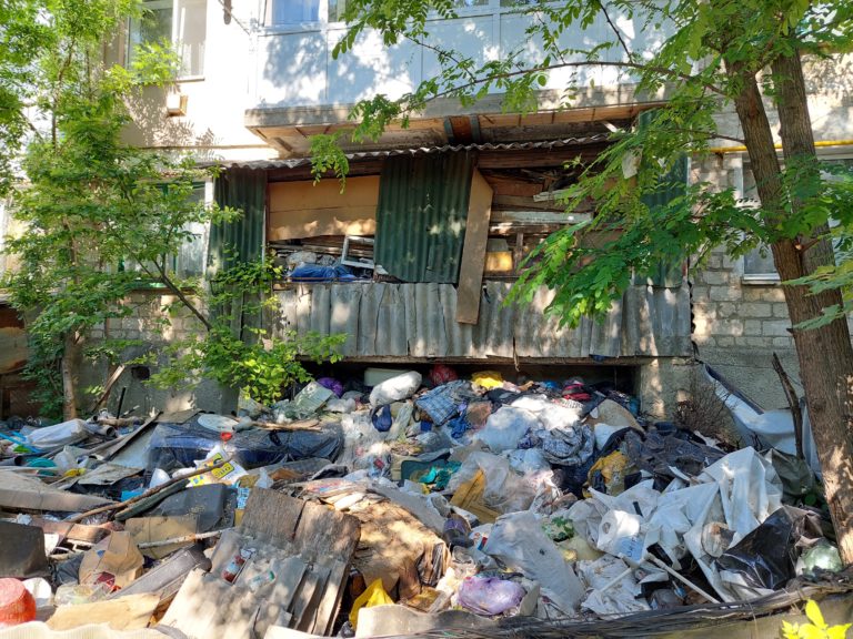 «Полезные вещи» дяди N: В Комрате мужчина 20 лет складировал мусор у многоэтажного дома. Он пропал, а свалка осталась