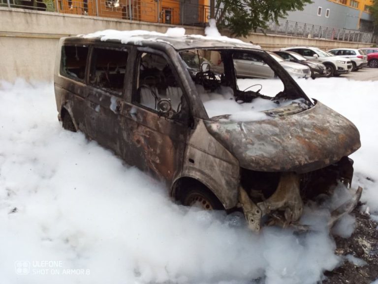 (ФОТО) Несколько авто сгорели на Ботанике. Причина пожара выясняется