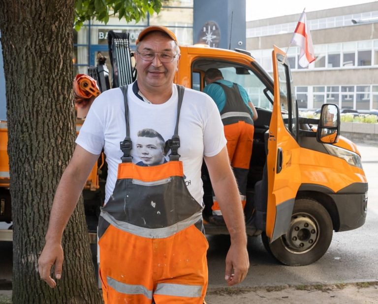 В Вильнюсе на посольстве Беларуси написали «террористы». Закрашивать надпись приехали люди с портретом Протасевича
