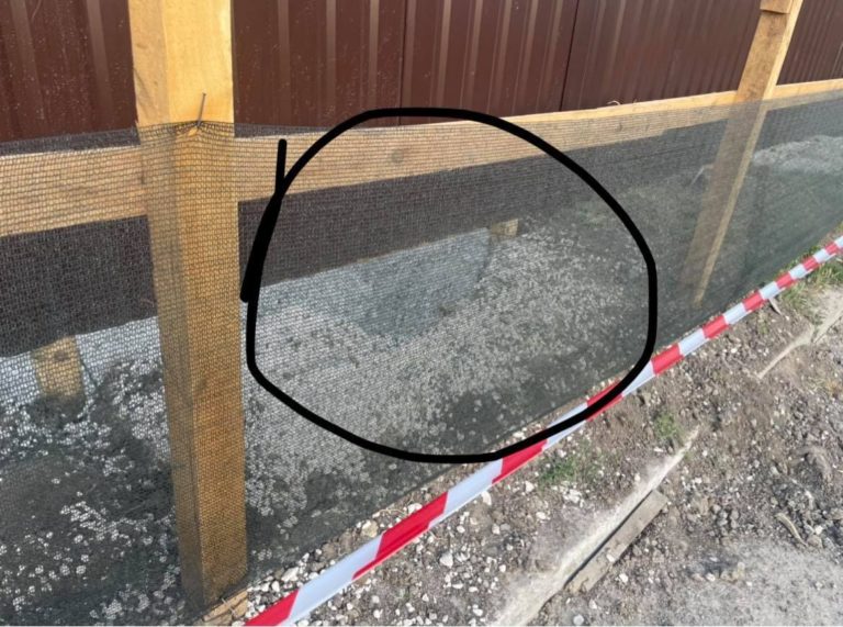 (ФОТО) Захватили тротуар, трасса на очереди? В Комрате котлован 11-этажки вырыли в полуметре от проезжей части