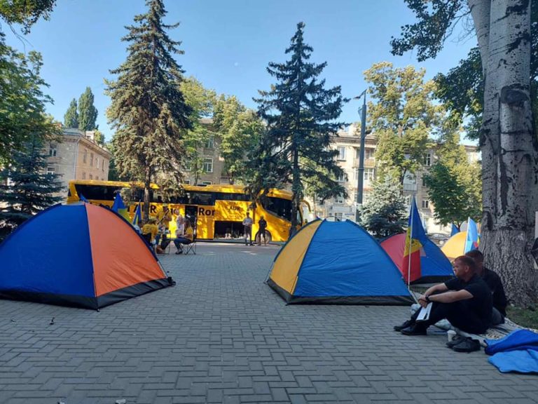 (ФОТО) Сторонники AUR протестуют у здания СИБа