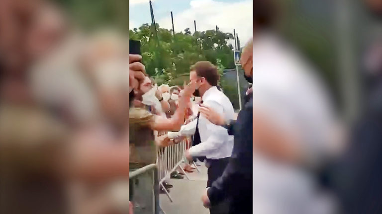 Французский президент Эмманюэль Макрон получил пощечину от мужчины во время визита в департамент Дром