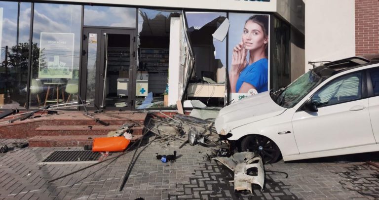 (ФОТО) В Дурлештах BMW врезалась в аптеку