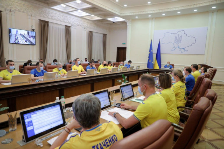 Украинские министры пришли на заседание правительства в форме футбольной сборной