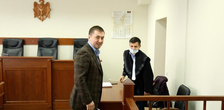 Платон критикует Литвиненко и Алайбу, но не пишет, когда вернется в Молдову