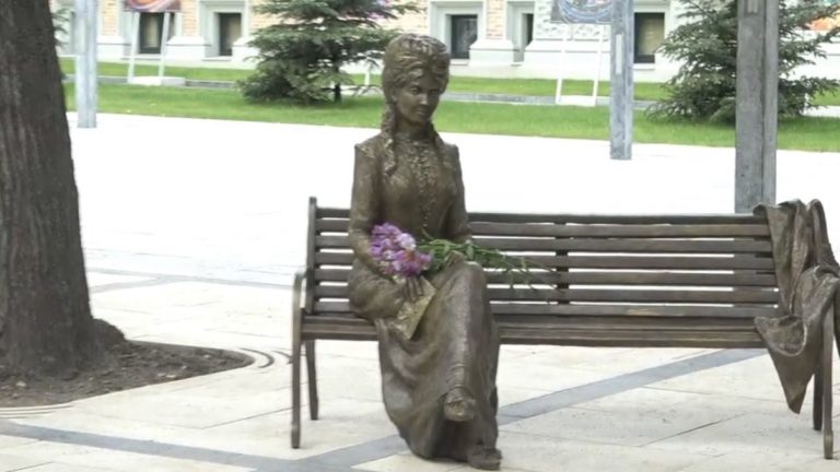 (ФОТО) «Теперь Эминеску не будет одиноко». Скульптура Вероники Микле открылась на площади Михая Эминеску