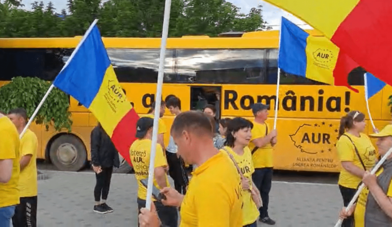Партия AUR использует автобус в агитационных мероприятиях, но не отчиталась за траты на его использование