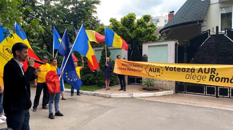 (ВИДЕО) AUR спели гимн Румынии у дома Додона и расклеили предвыборные листовки у офиса ПСРМ
