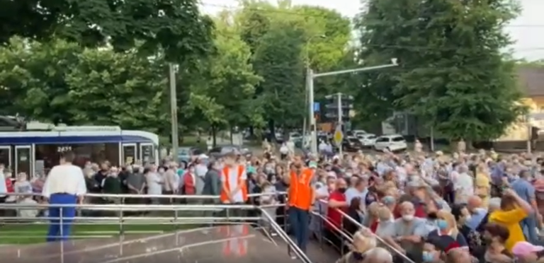 (ВИДЕО) Десятки людей стекаются во Дворец Республики, чтобы получить дозу вакцины от COVID-19
