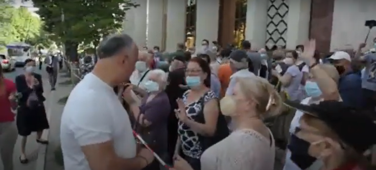 (ВИДЕО) Додон на марафоне вакцинации. Прошел мимо толпы и сказал, что вакцинируется в следующий раз