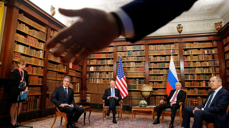 Российские силовики не дали американским журналистам подойти ближе к Путину. Возникла потасовка