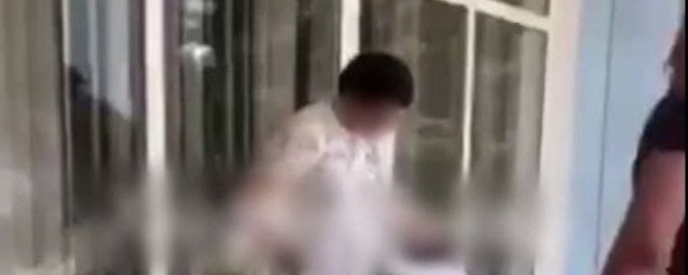 (ВИДЕО) В Украине мужчина облил грязью учительницу своего сына. По его словам, она ранее вымогала взятку в 300 евро