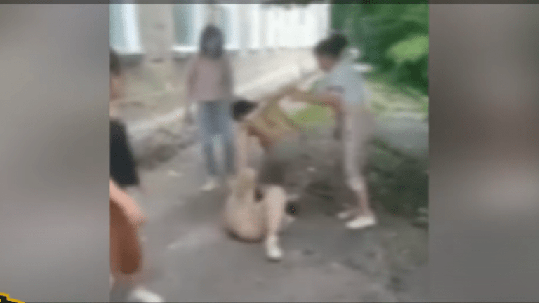 (ВИДЕО) На Буюканах четверо подростков избили несовершеннолетнюю девушку. Полиция расследует дело