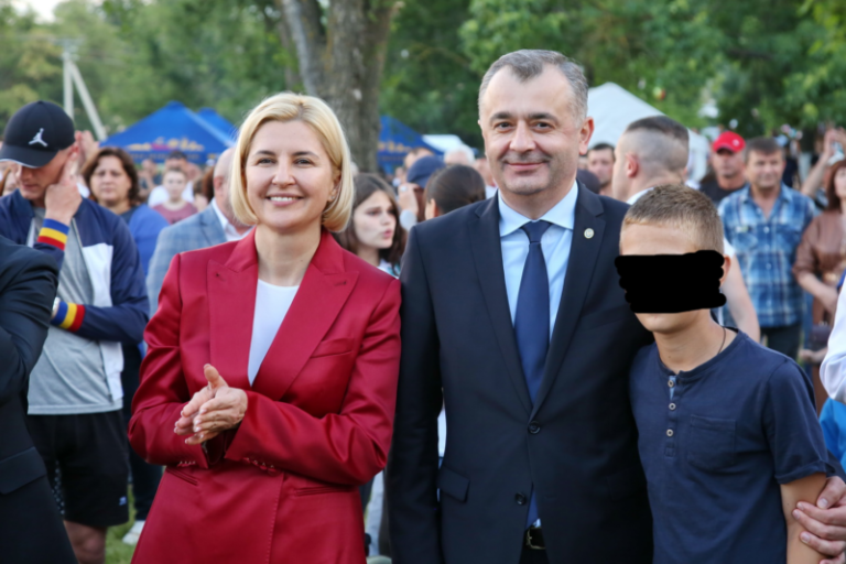 «Предвыборный караван» на празднике в Чадыр-Лунге. Ирина Влах была замечена рядом со многими политиками, но только не с Игорем Додоном
