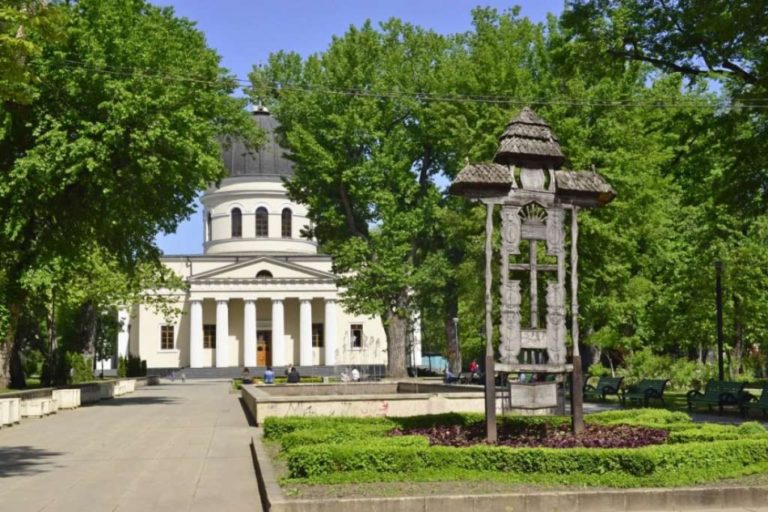 Сквер у Кафедрального собора Кишинева будет отреставрирован