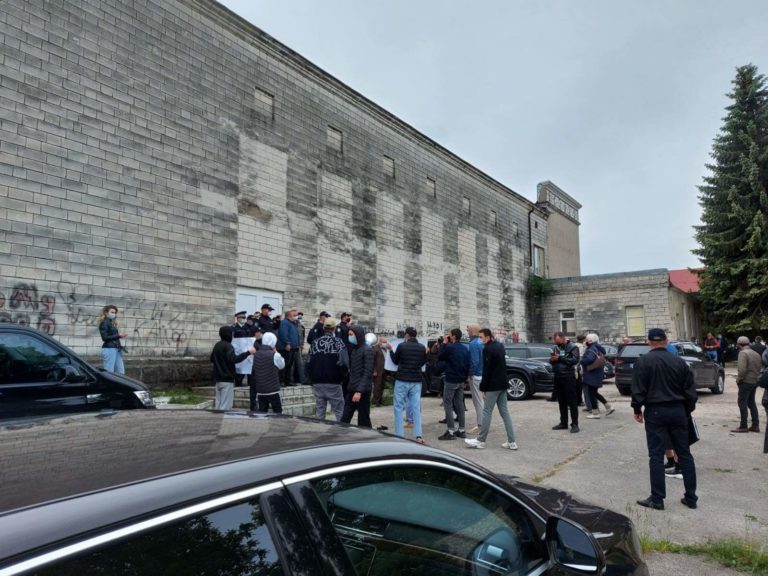 (Фото) Мэр Единец после акции протеста у ДК: «Их привезли на автобусе». Некоторые демонстранты появляются на некоторых мероприятиях с членами ПСРМ
