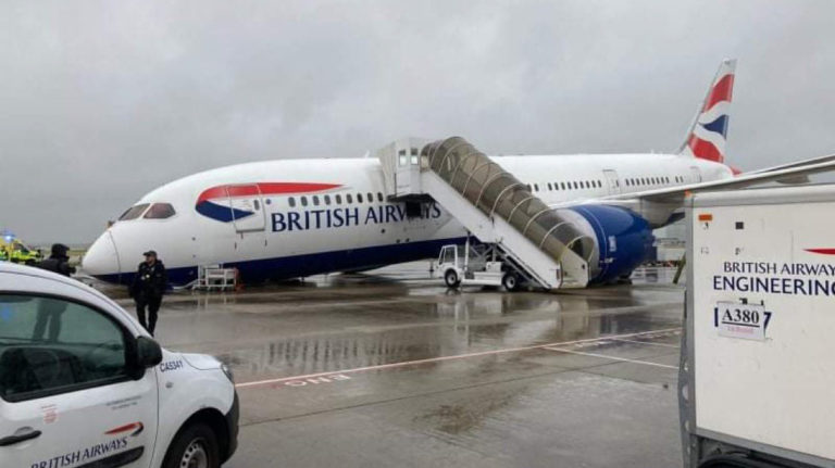 (Фото) Самолет Boeing упал «носом» на взлетно-посадочную полосу, повредив переднее колесо 