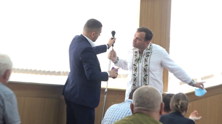 (ВИДЕО) Потасовка между Андреем Нэстасе и советником от партии «Шор» на заседании муниципального совета Кишинева
