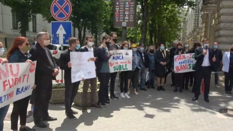 Протест перед примарией Кишинева: «Требуем отменить повышение налогов»