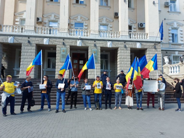 (ФОТО) Протест AUR перед МВД. Реакция ведомства на обвинения в запугивании в период избирательной кампании
