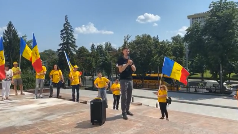 (ДОК) Протест у Президентуры: сторонники партии AUR просят встречи с Майей Санду