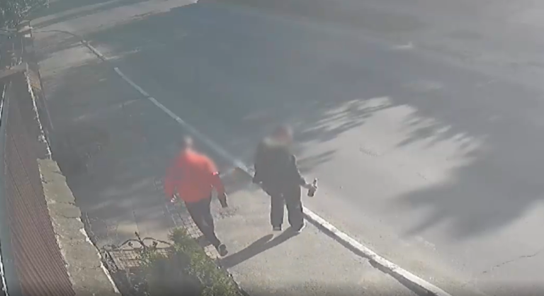 (ВИДЕО) Мужчина впал в кому от удара бутылкой по голове на одной из улиц Кишинева