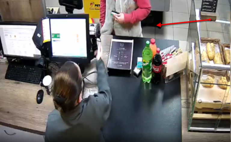 (ВИДЕО) Жительница Кишинева нашла чужую карту и сделала по ней покупки. Все выяснилось и ее сопроводили в полицию