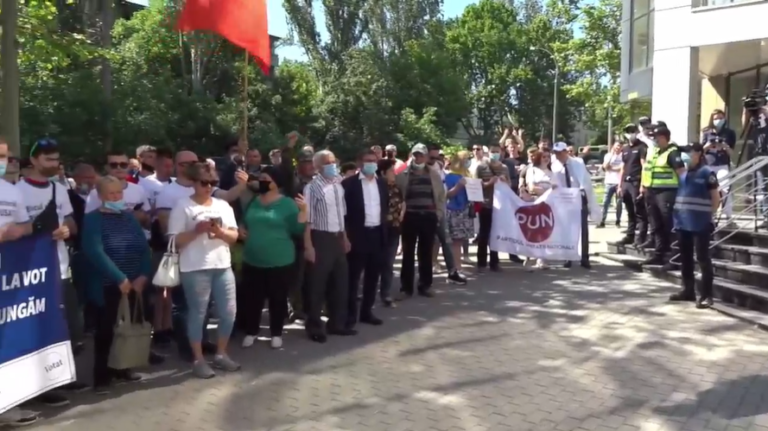LIVE: Апелпалата рассматривает жалобы, поданные партиями в связи с решением ЦИК об избирательных участках за рубежом. В это время проходит митинг, среди участников жители Гагаузии